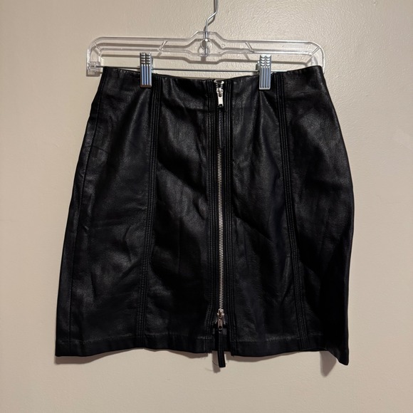 H&M Faux Leather Mini Skirt Black Size 4 Full Zip Fitted Lined Holiday Party - Picture 2 of 3